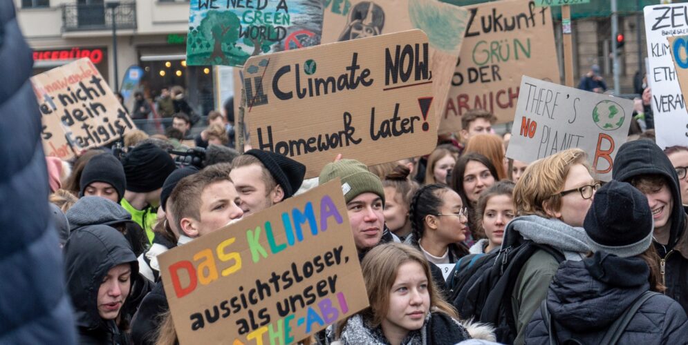 Jovens se reunem para protestar em greve escolar sobre o clima